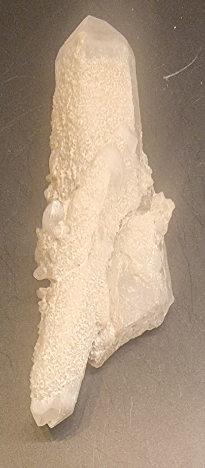 BERGKRYSTALL MED DRUSISK KVARTSBELEGG – 10 G