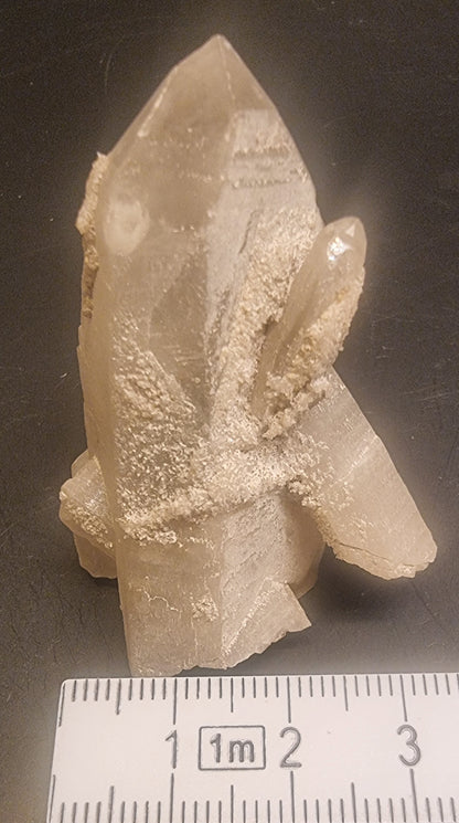 BERGKRYSTALL MED ETSET OVERFLATE – 30 G
