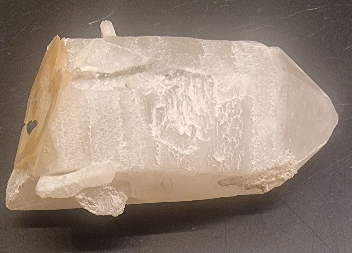 BERGKRYSTALL MED ETSET OVERFLATE – 30 G