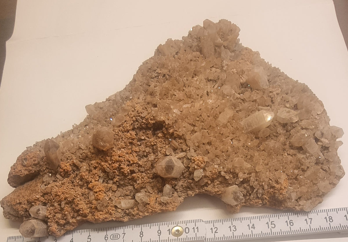 STOR RØYKKVARTS PÅ JERNOKSIDFARGET MATRISE – 557 G