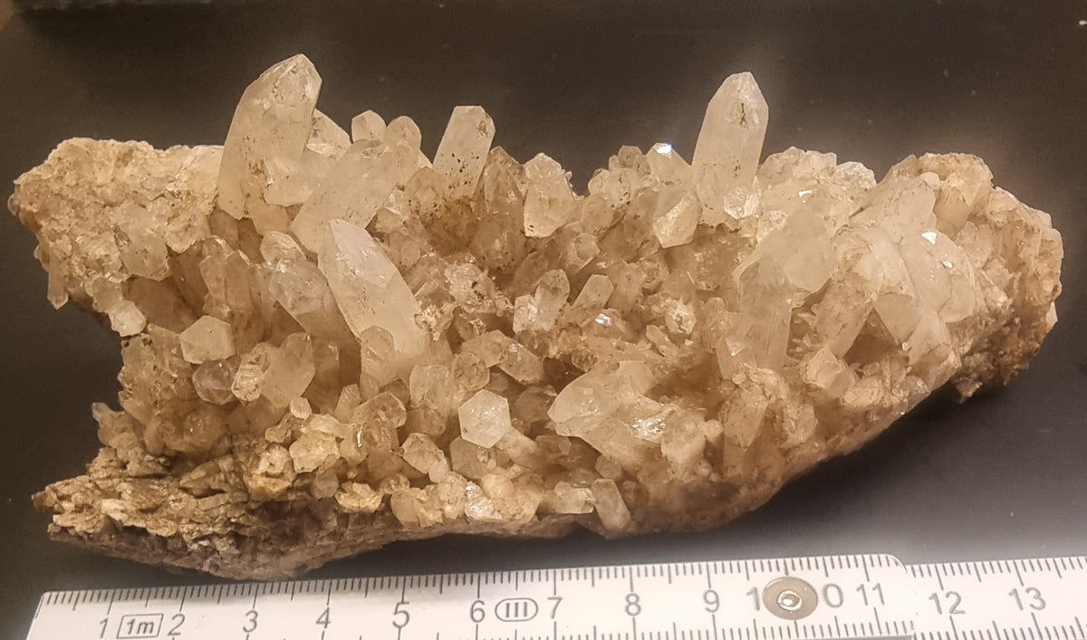 STOR BERGKRYSTALLGRUPPE PÅ MATRISE – 352 G