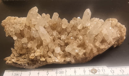STOR BERGKRYSTALLGRUPPE PÅ MATRISE – 352 G