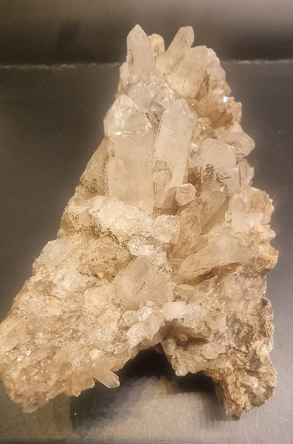 STOR BERGKRYSTALLGRUPPE PÅ MATRISE – 352 G