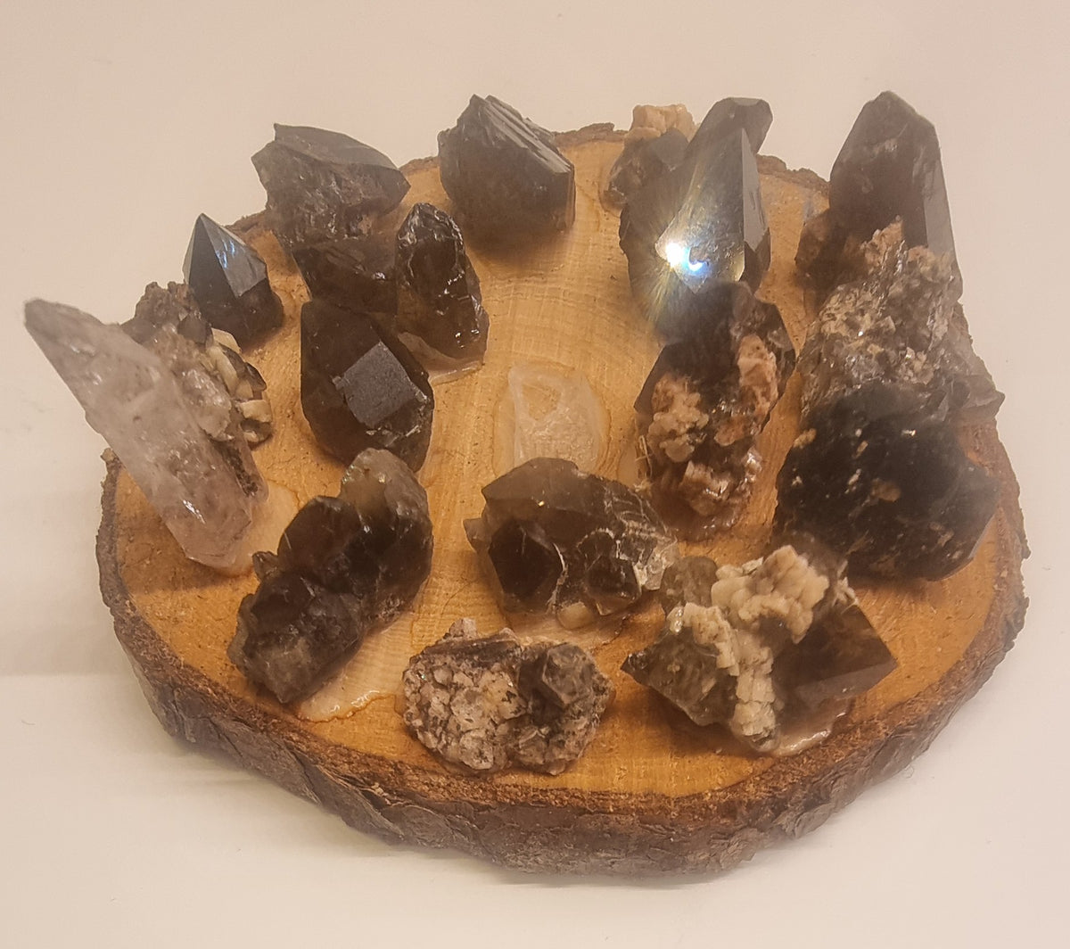 RØYKKVARTS OG BERGKRYSTALL PÅ TRESKIVE