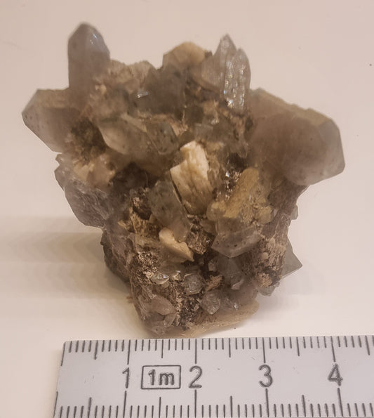 LITEN RØYKKVARTSGRUPPE MED LYST MINERAL – 20 G