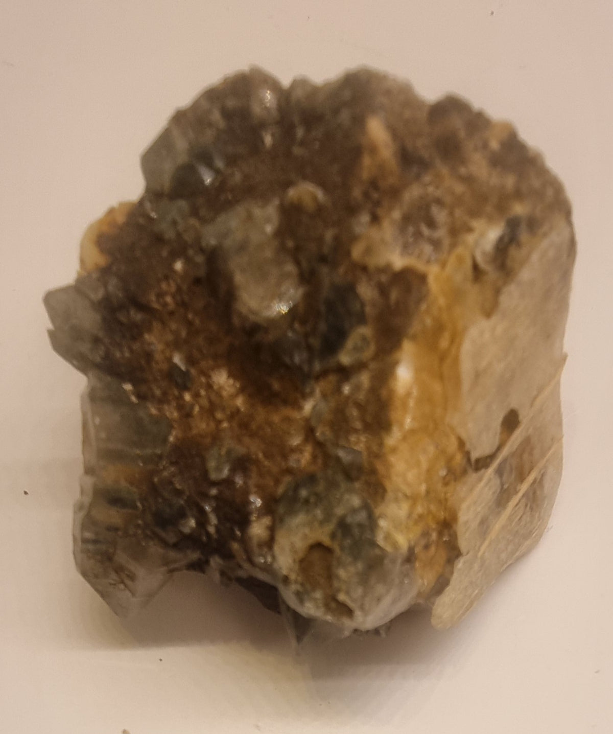 LITEN RØYKKVARTSGRUPPE MED LYST MINERAL – 20 G