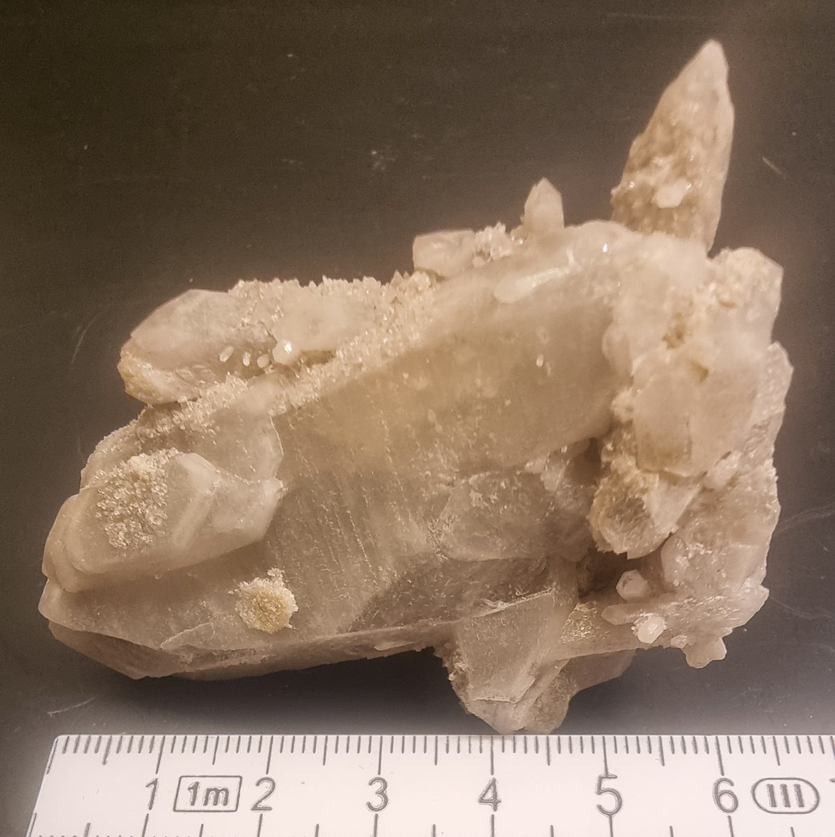 BERGKRYSTALL MED GLITRENDE KVARTSDRUSE – 55 G