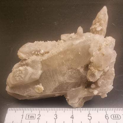 BERGKRYSTALL MED GLITRENDE KVARTSDRUSE – 55 G