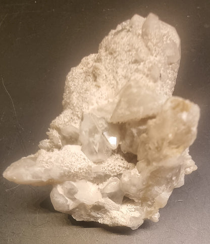 BERGKRYSTALL MED GLITRENDE KVARTSDRUSE – 55 G