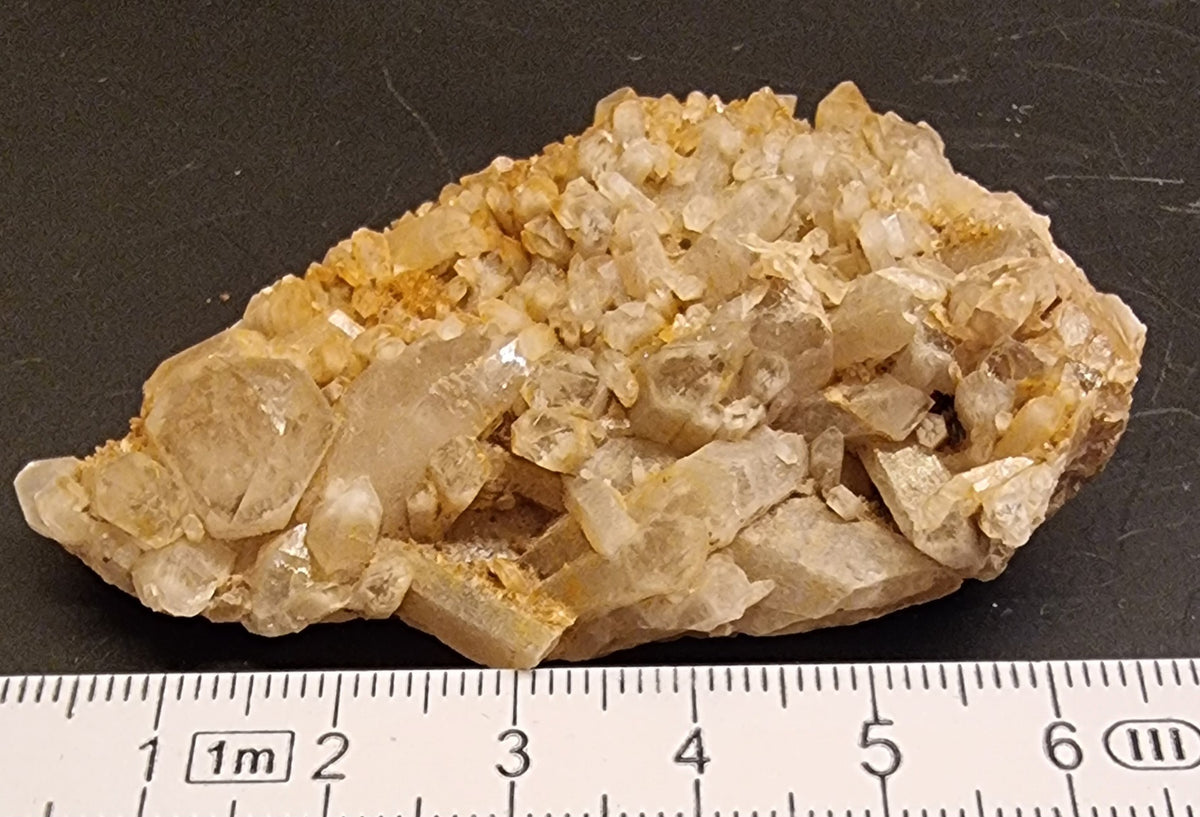 BERGKRYSTALLGRUPPE MED GYLLEN JERNFARGING – 43 G