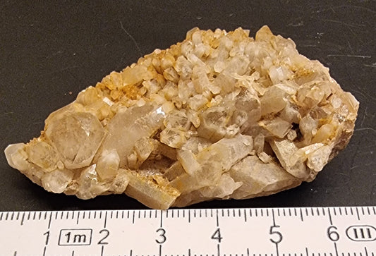 BERGKRYSTALLGRUPPE MED GYLLEN JERNFARGING – 43 G