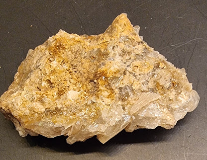 BERGKRYSTALLGRUPPE MED GYLLEN JERNFARGING – 43 G