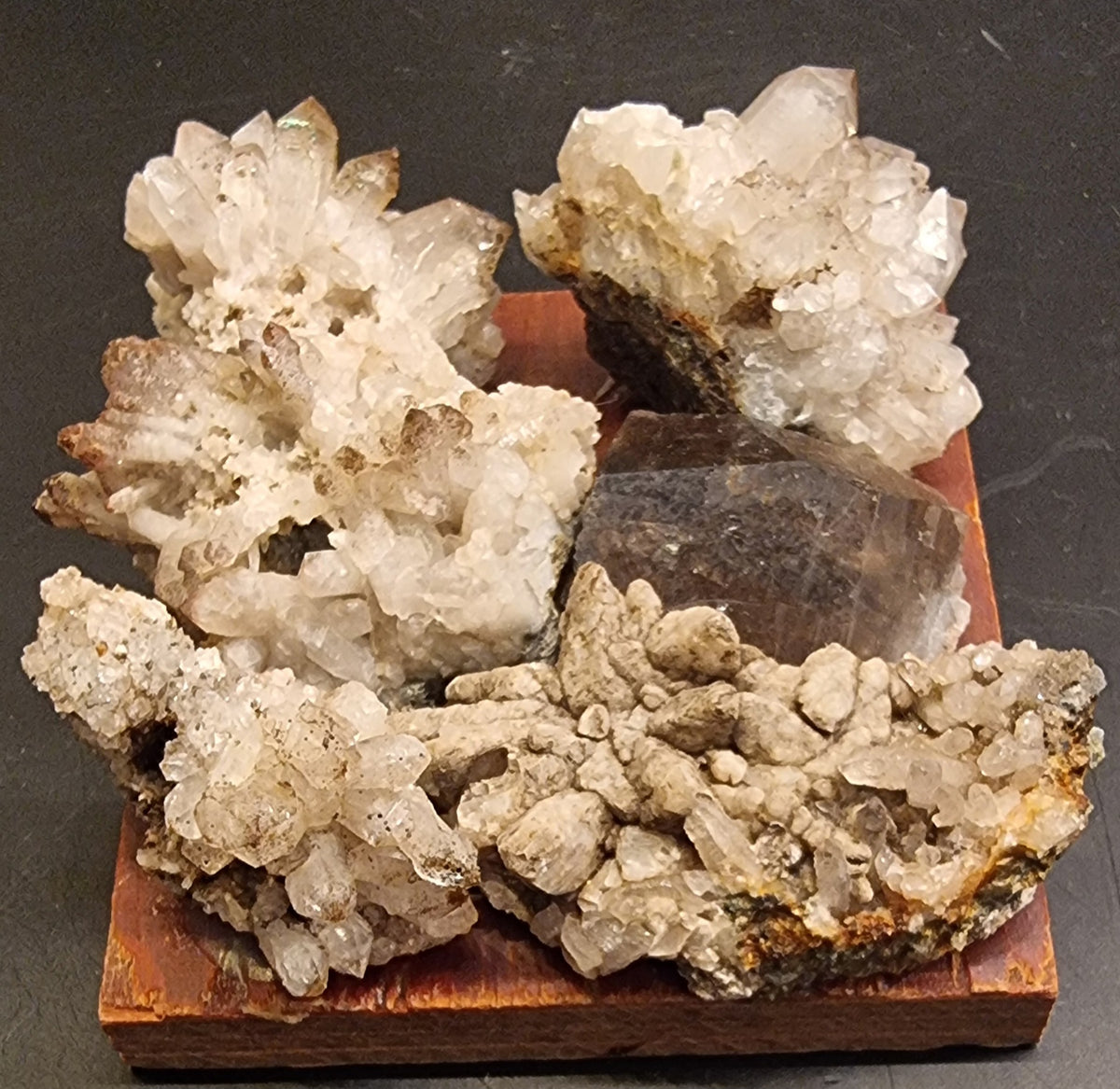 MONTERT KVARTSSAMLING FRA LIER – 7,8 CM