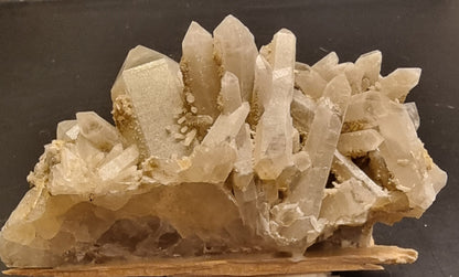BERGKRYSTALL MED FINKRYSTALLINSK BELEGG – 213 G