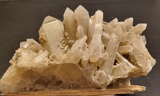 BERGKRYSTALL MED FINKRYSTALLINSK BELEGG – 213 G
