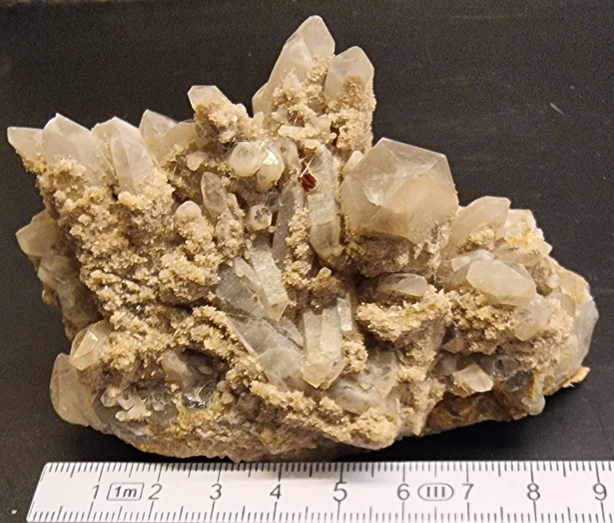 BERGKRYSTALL MED FINKRYSTALLINSK BELEGG – 213 G