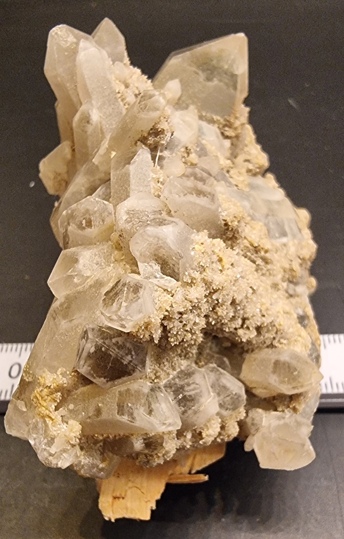BERGKRYSTALL MED FINKRYSTALLINSK BELEGG – 213 G