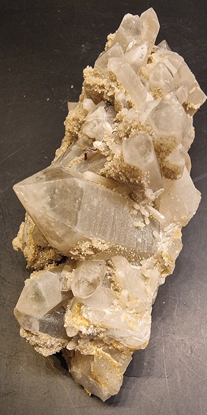 BERGKRYSTALL MED FINKRYSTALLINSK BELEGG – 213 G