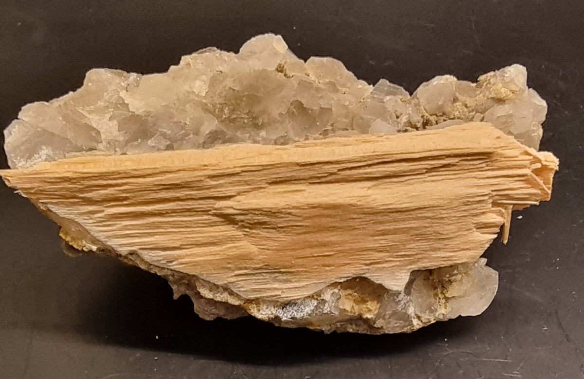 BERGKRYSTALL MED FINKRYSTALLINSK BELEGG – 213 G