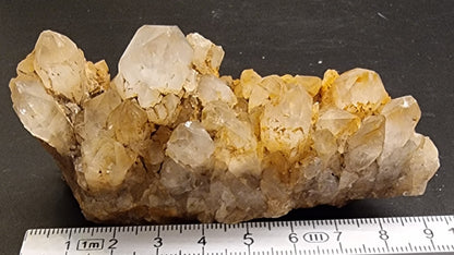 KVARTSGRUPPE MED GULBRUNT MINERALBELEGG – 157 G