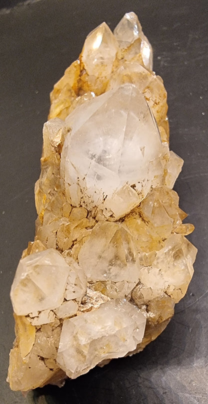 KVARTSGRUPPE MED GULBRUNT MINERALBELEGG – 157 G