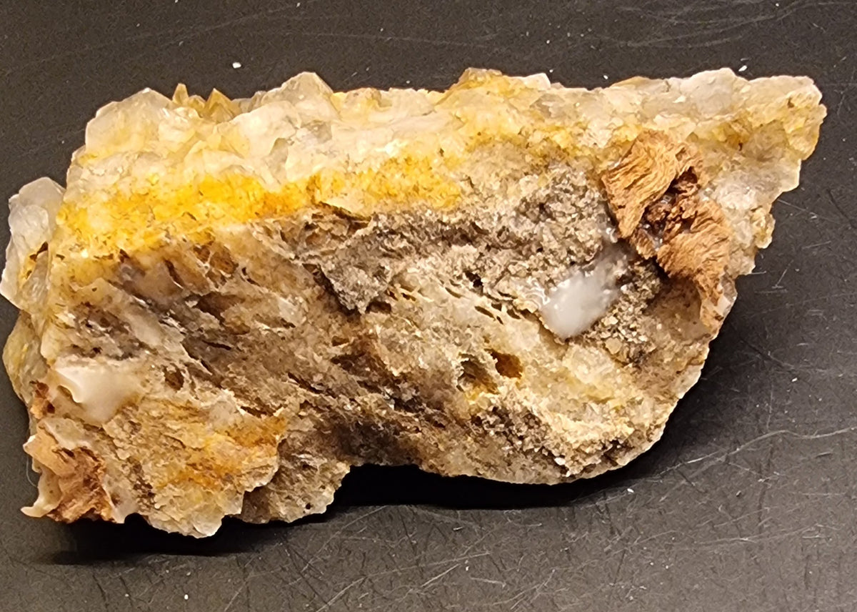 KVARTSGRUPPE MED GULBRUNT MINERALBELEGG – 157 G