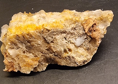 KVARTSGRUPPE MED GULBRUNT MINERALBELEGG – 157 G
