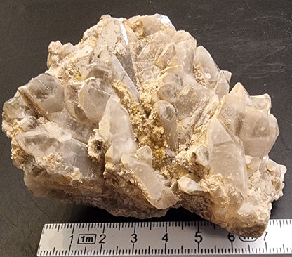 BERGKRYSTALLGRUPPE MED FINKRYSTALLINSK BELEGG – 237 G
