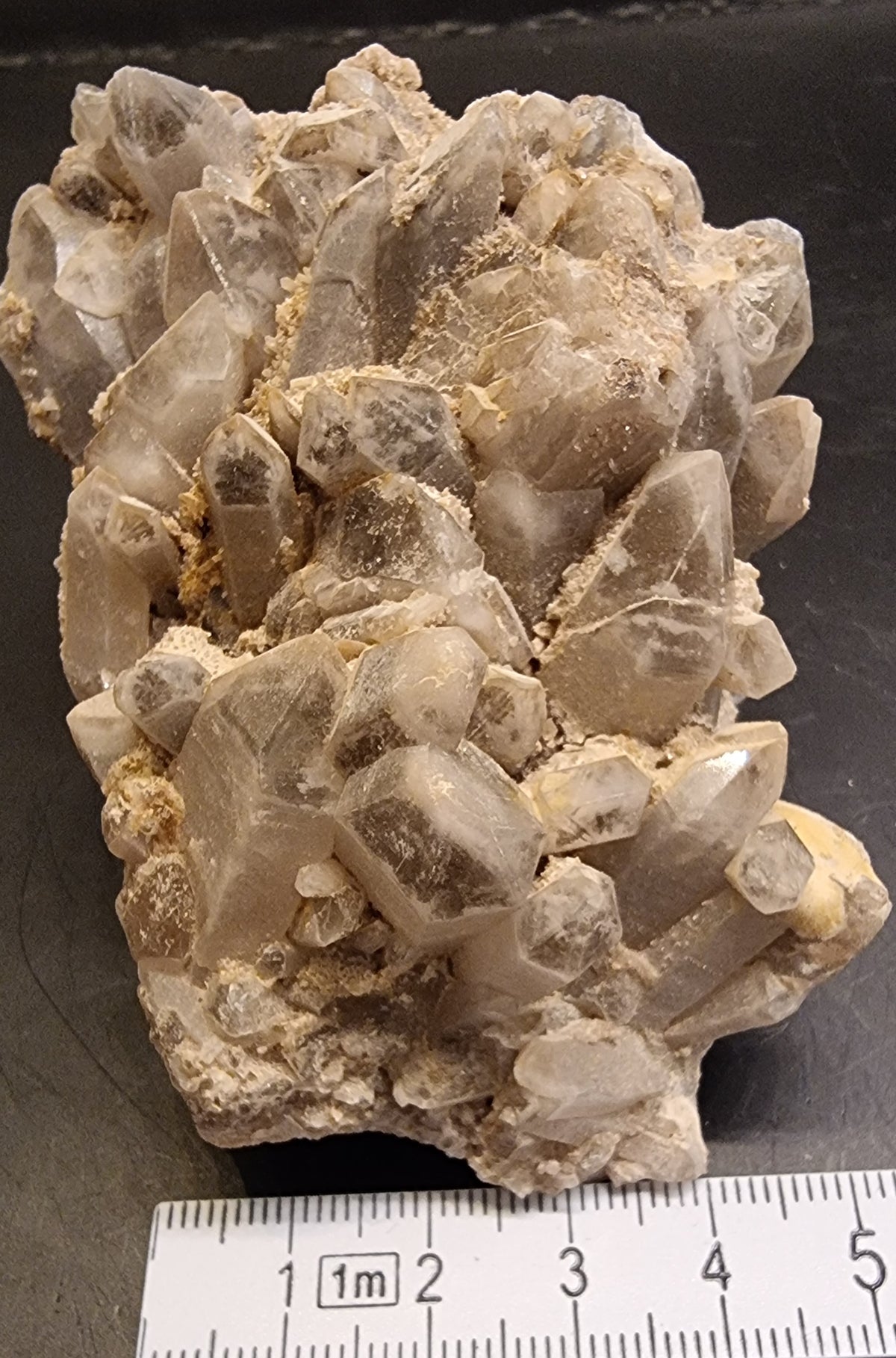 BERGKRYSTALLGRUPPE MED FINKRYSTALLINSK BELEGG – 237 G