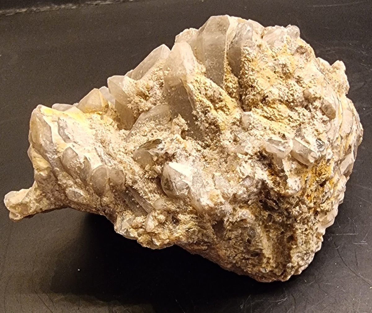 BERGKRYSTALLGRUPPE MED FINKRYSTALLINSK BELEGG – 237 G