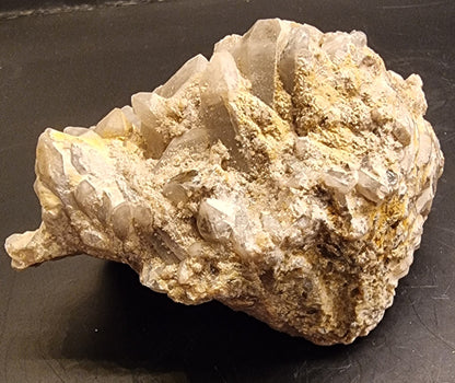 BERGKRYSTALLGRUPPE MED FINKRYSTALLINSK BELEGG – 237 G