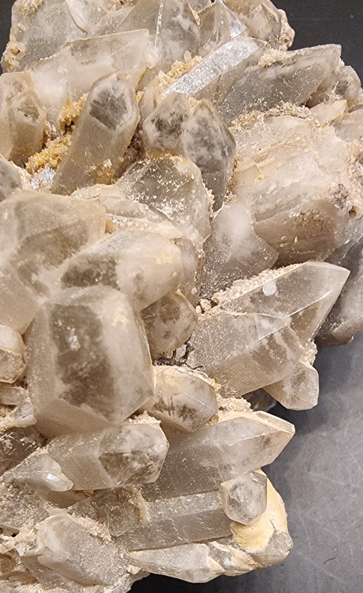 BERGKRYSTALLGRUPPE MED FINKRYSTALLINSK BELEGG – 237 G
