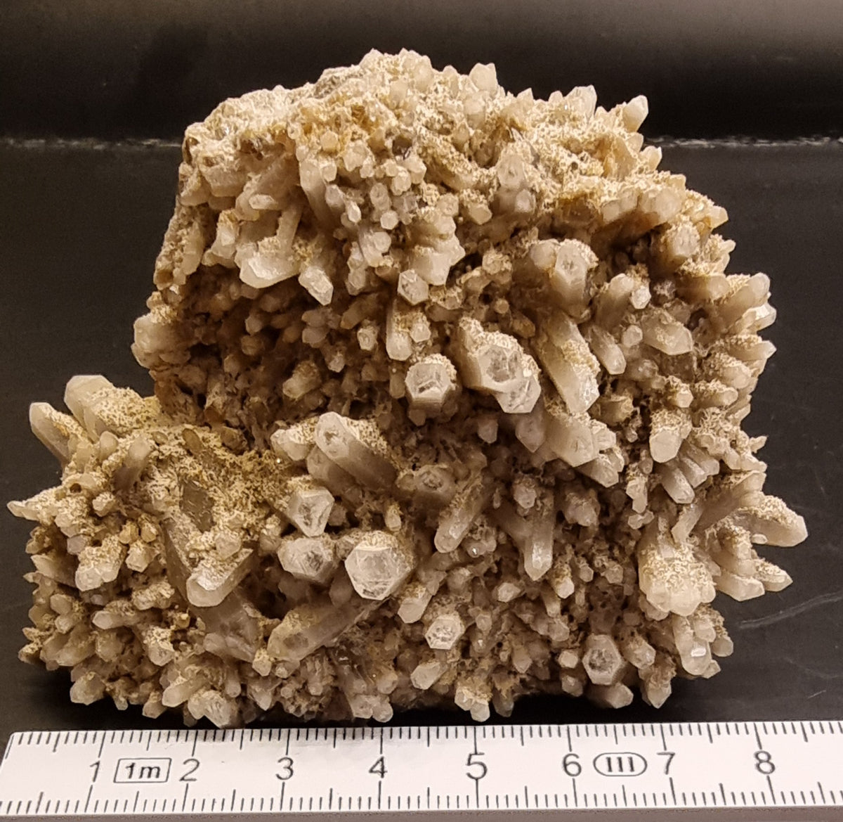 BERGKRYSTALLGRUPPE MED LYST MINERALBELEGG – 199 G