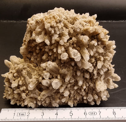 BERGKRYSTALLGRUPPE MED LYST MINERALBELEGG – 199 G