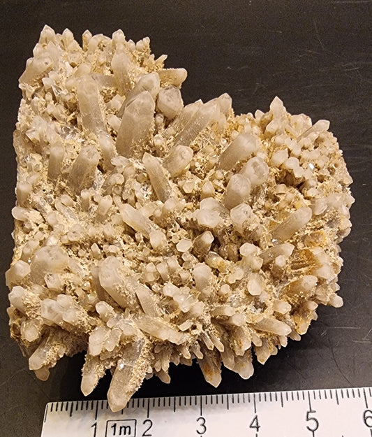 BERGKRYSTALLGRUPPE MED LYST MINERALBELEGG – 199 G