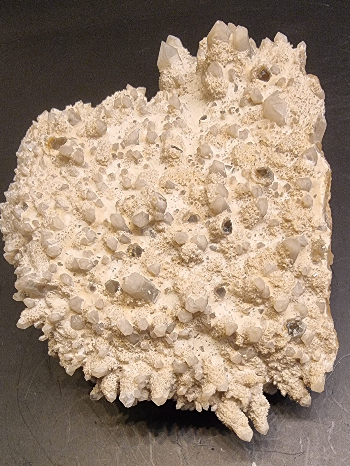 BERGKRYSTALLGRUPPE MED LYST MINERALBELEGG – 199 G