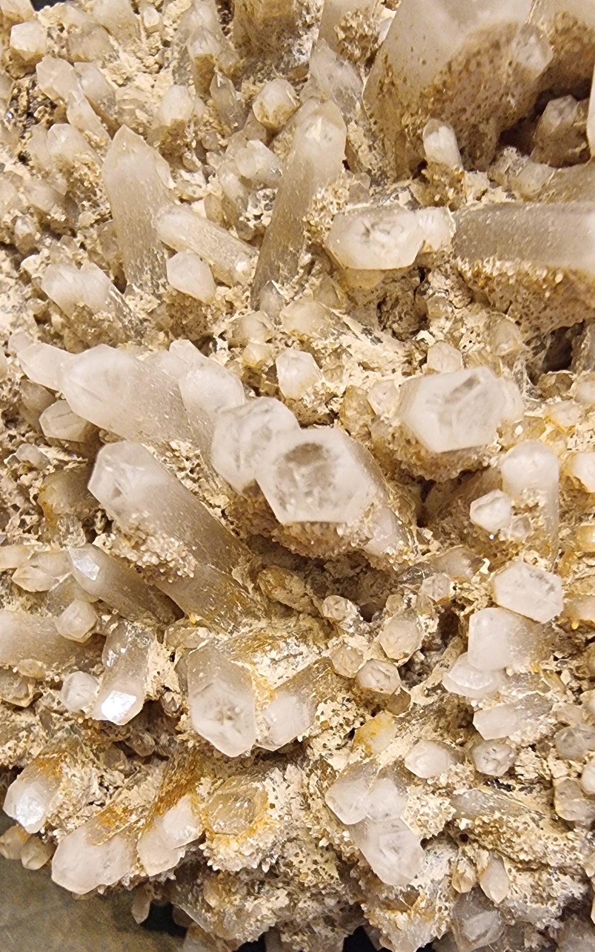 BERGKRYSTALLGRUPPE MED LYST MINERALBELEGG – 199 G