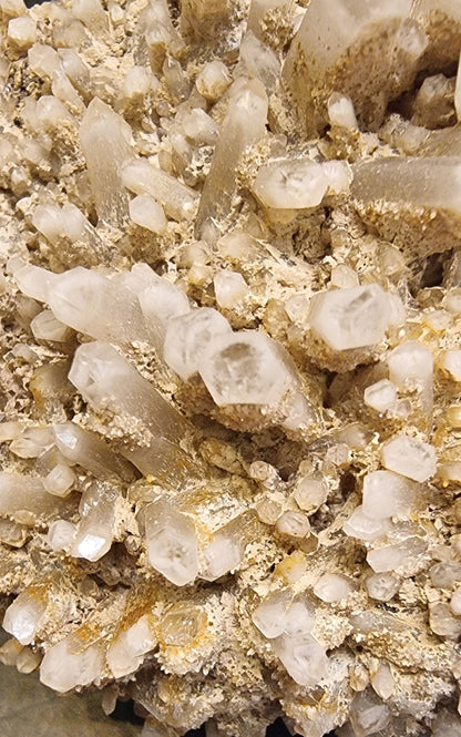 BERGKRYSTALLGRUPPE MED LYST MINERALBELEGG – 199 G