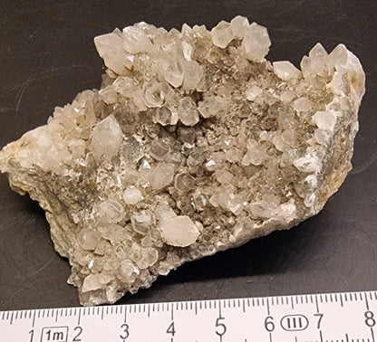 BERGKRYSTALLGRUPPE MED FINKRYSTALLINSK BELEGG – 105 G