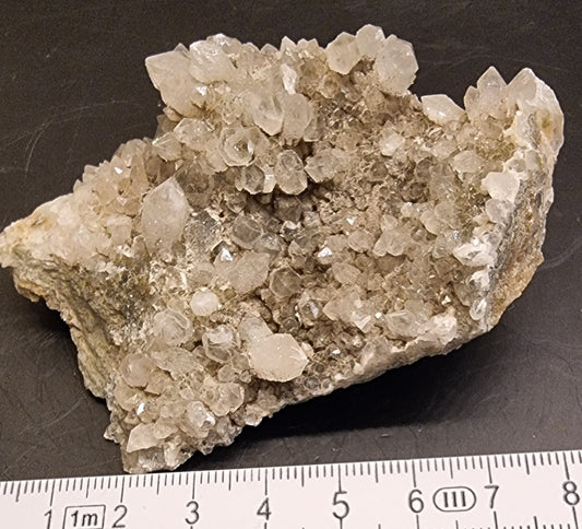 BERGKRYSTALLGRUPPE MED FINKRYSTALLINSK BELEGG – 105 G