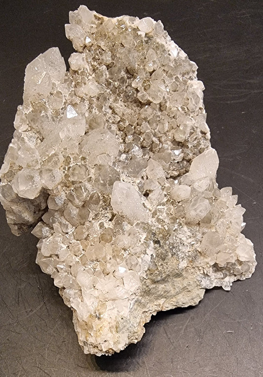 BERGKRYSTALLGRUPPE MED FINKRYSTALLINSK BELEGG – 105 G