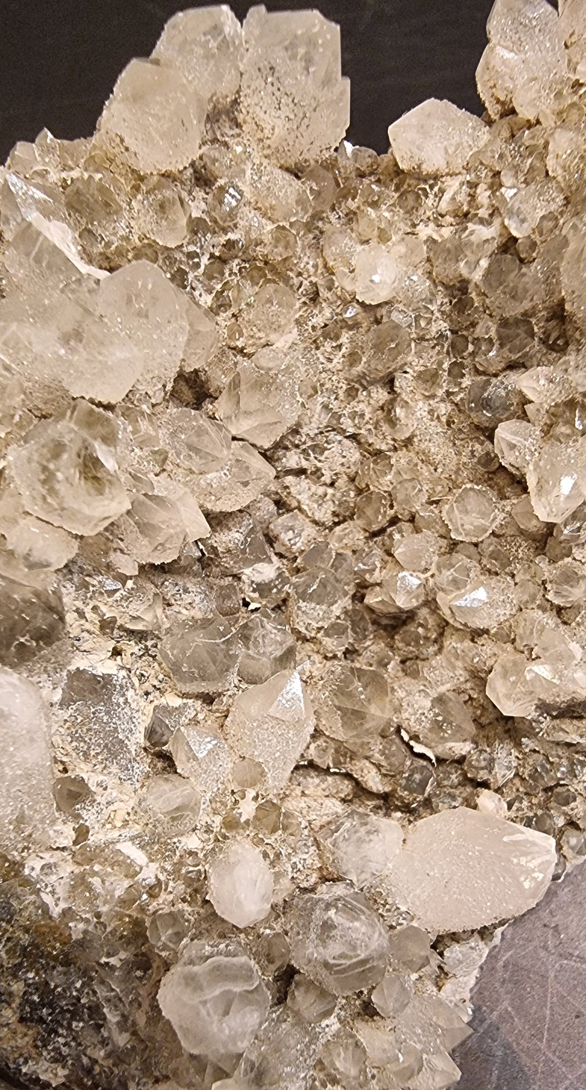 BERGKRYSTALLGRUPPE MED FINKRYSTALLINSK BELEGG – 105 G