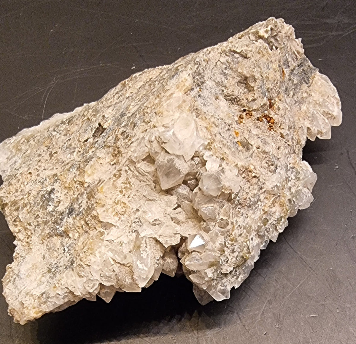 BERGKRYSTALLGRUPPE MED FINKRYSTALLINSK BELEGG – 105 G
