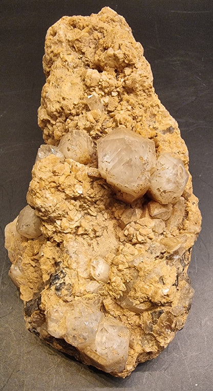 KVARTSKRYSTALLER I FELTSPATRIK MATRISE – 240 G