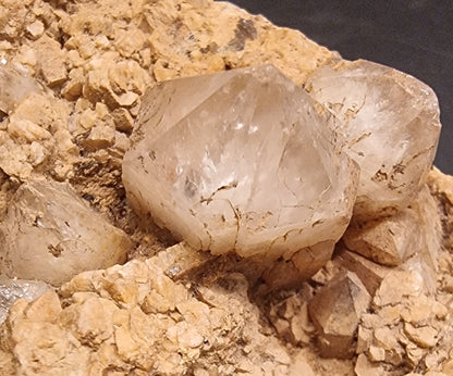KVARTSKRYSTALLER I FELTSPATRIK MATRISE – 240 G