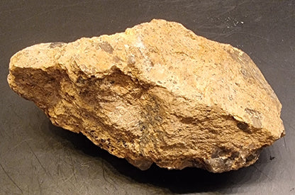 KVARTSKRYSTALLER I FELTSPATRIK MATRISE – 240 G