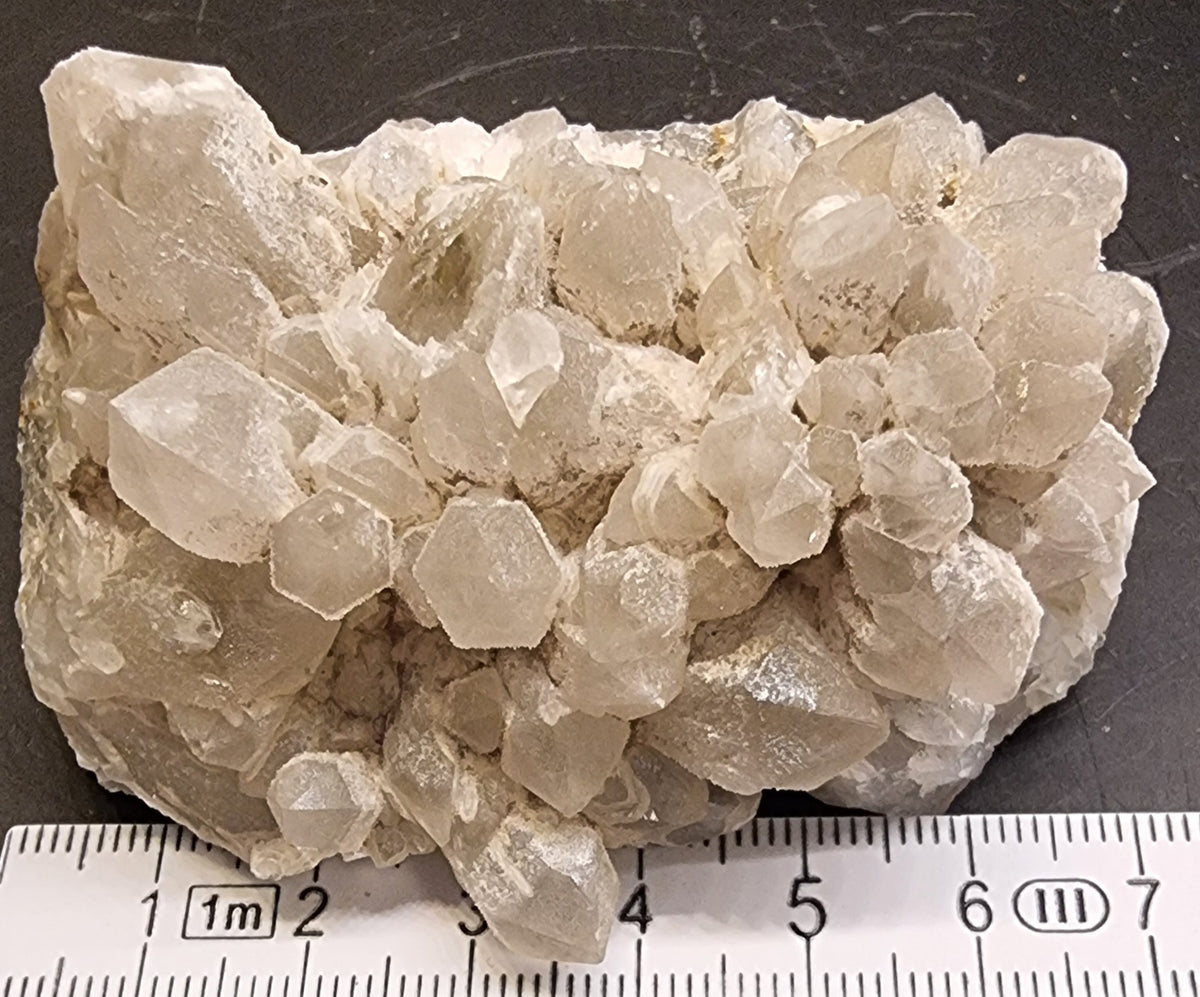 BERGKRYSTALLGRUPPE MED LYST MINERALBELEGG – 165 G