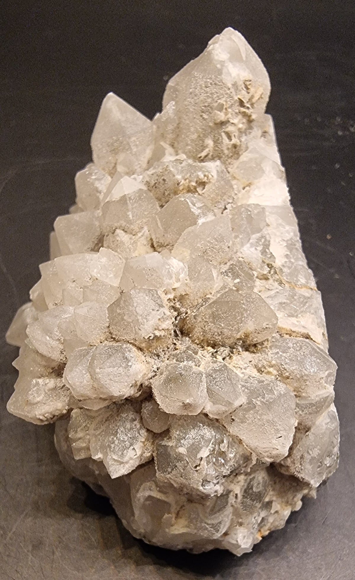 BERGKRYSTALLGRUPPE MED LYST MINERALBELEGG – 165 G