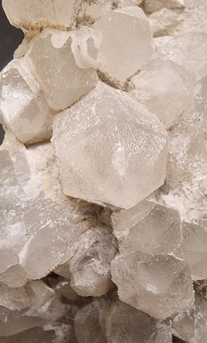 BERGKRYSTALLGRUPPE MED LYST MINERALBELEGG – 165 G