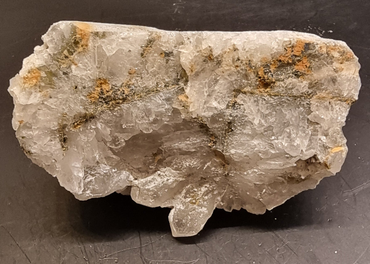 BERGKRYSTALLGRUPPE MED LYST MINERALBELEGG – 165 G